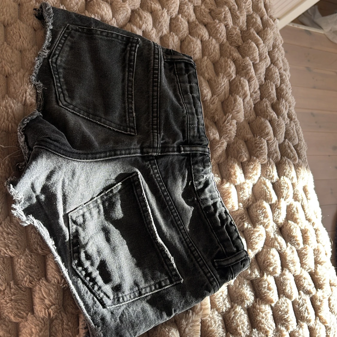 Svarta jeansshorts med fransar - 1