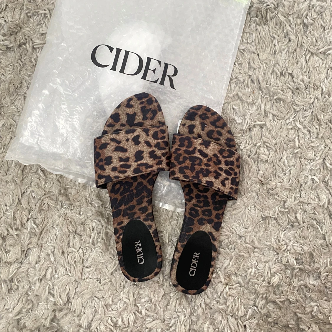 Leopardmönstrade sandaler från Cider
