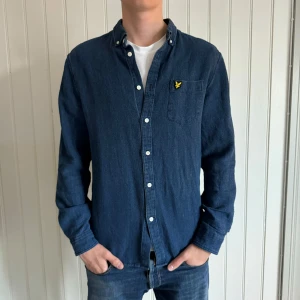 Lyle & Scott Skjorta - En riktig fet Lyle & Scott skjorta inför sommaren! Passar storlek M. Skick 8,5/10. Modellen är 183 cm lång och väger ca 70kg. Hör gärna av er vid eventuella frågor!🤗
