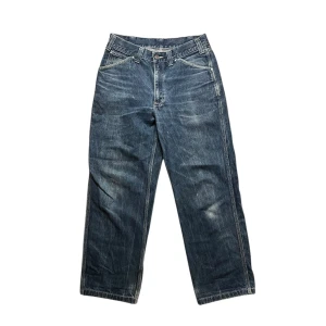 Pearson jeans - Säljer ett par blå jeansbyxor från Pearson Workwear med raka ben och klassiska fickor både fram och bak. Byxorna har bred passform och är tillverkade i 100% bomull. Perfekta för en avslappnad stil.