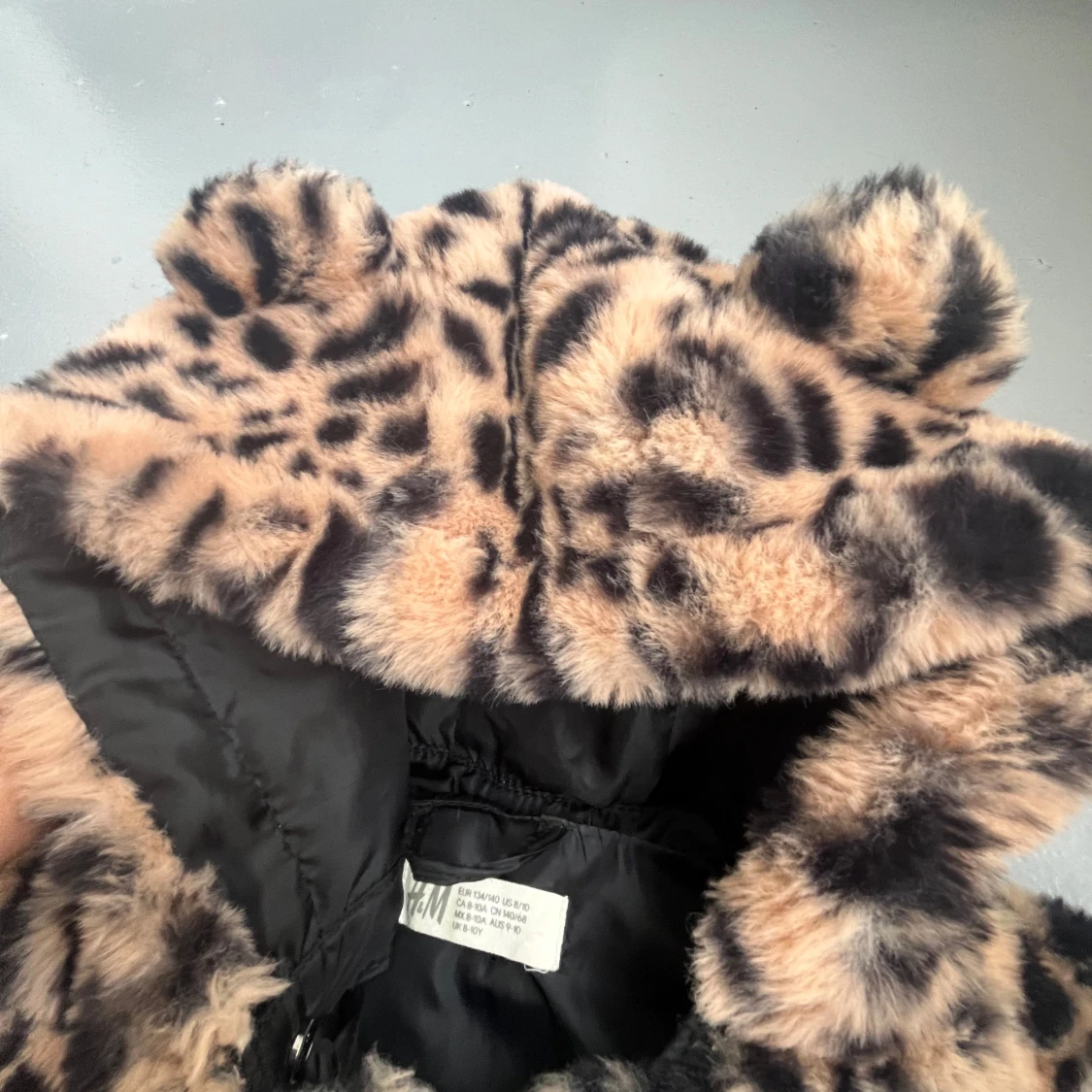 Leopardmönstrad pälsjacka med öron från H&M - 3
