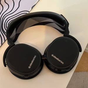 Steelseries Arctis 7 - Trådlösa gaminghörlurar från steelseries. Dom är i mycket bra skick, man får så klart med laddaren och annat tillbehör som hör till. de är knappt använda och säljs på grund av tappat intresse. Jag har säkert missat att skriva nåt så hör av er vid frågor och funderingar.