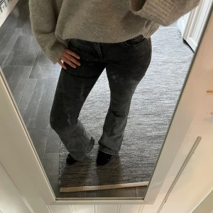 Gråa bootcut jeans - Säljer dessa gråa bootcut jeansen från Gina tricot i strl 36😍 Supersköna och snygga som passar till allt💗