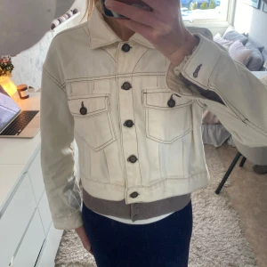 Jeansjacka Zara - Kort vit jeansjacka från Zara i storlek M, jättefint skick! Sitter som en S