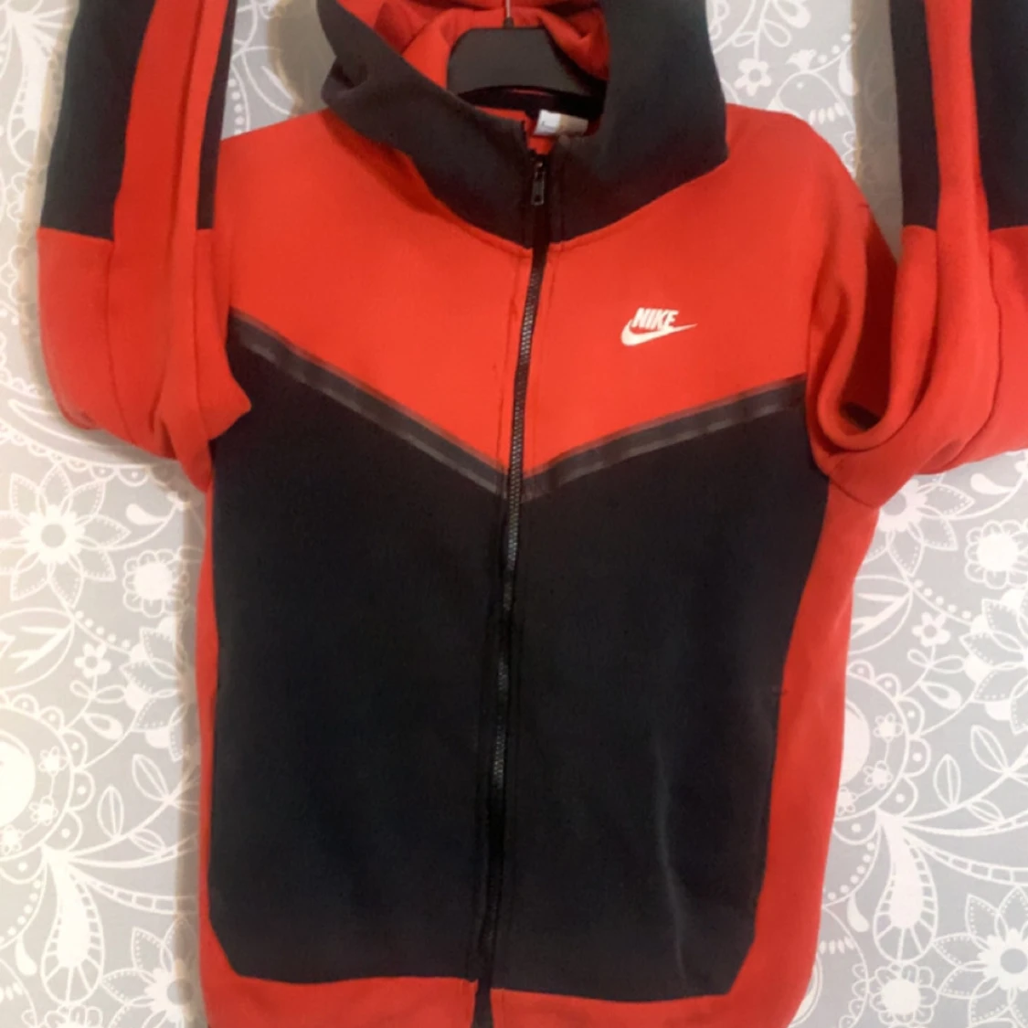 Röd och svart hoodiejacka från Nike