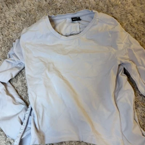 Ljuslila långärmad tröja med knyt - Säljer en ljuslila långärmad tröja från Bik Bok. Tröjan har en rund halsringning och knytning i nederkanten som ger en snygg detalj. Perfekt att styla till jeans eller kjol.