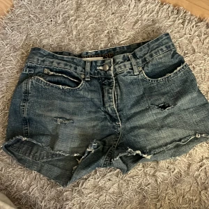 Jeans shorts🩵🩵 - Säljer ett par snygga jeans short!🌟 Stl 34, jätte fina men tyvärr kommer dom inte till så mycket användning längre🙈👩🏼‍❤️‍💋‍👨🏼