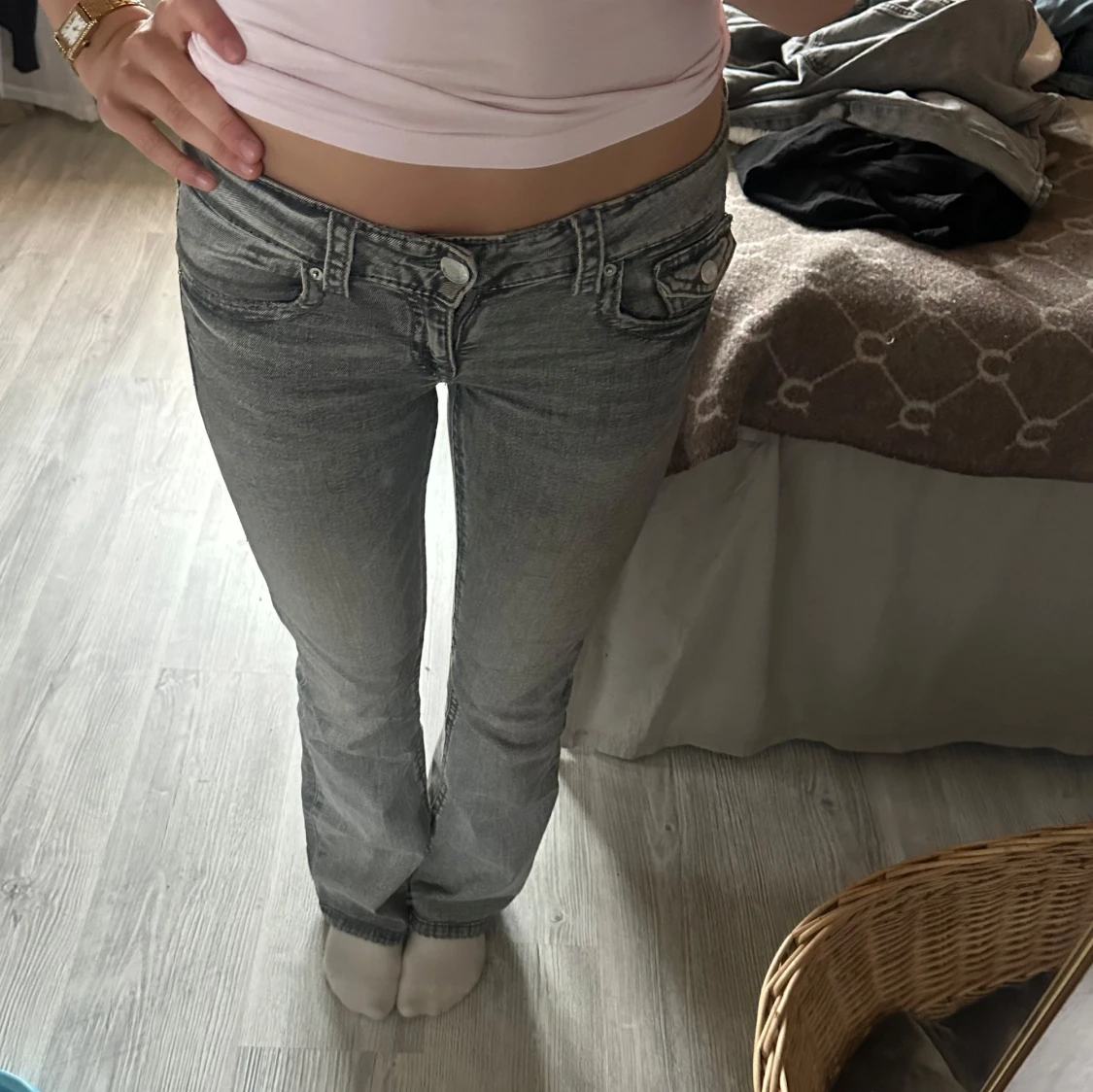 Grå bootcut jeans med låg midja