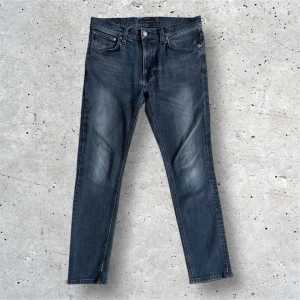 Nudie Jeans Grim Tim | 32/32 - Nudie jeans i en marinblå/grå tvätt | väldigt bra skick | nypris 1600kr | modell: 187cm, 72kg |