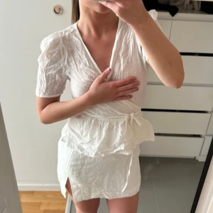 Topp från NA-KD - Så otroligt fin topp med knytning runt midjan från NA-KD. Lite genomskinlig, men går att ha beige eller vit bh under 💖 aldrig använd. Perfekt till sommaren.