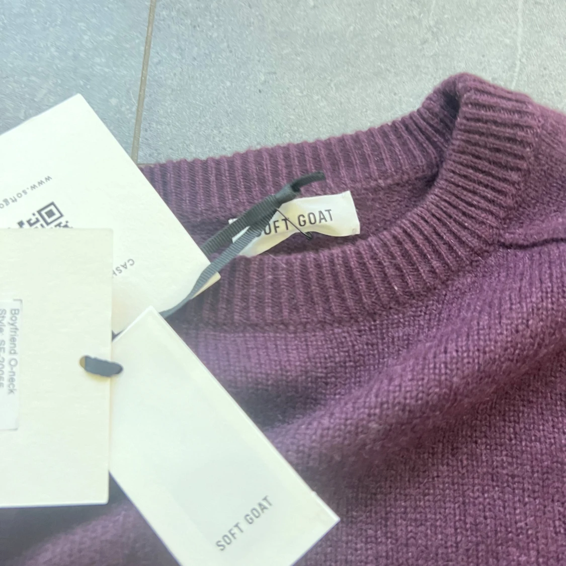 Mörkröd  stickad tröja från Soft Goat - 2