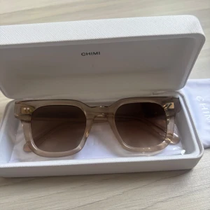 04 ecru CHIMI - Solglasögon från CHIMI i  färgen ecru. Använda ett fåtal gånger. Fint skick!