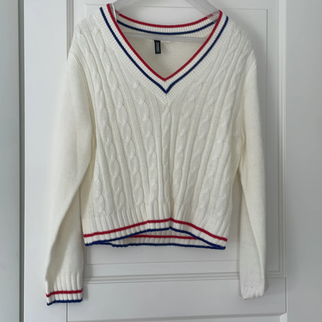 Vit kabelstickad tröja med röd och blå kant från H&M Divided