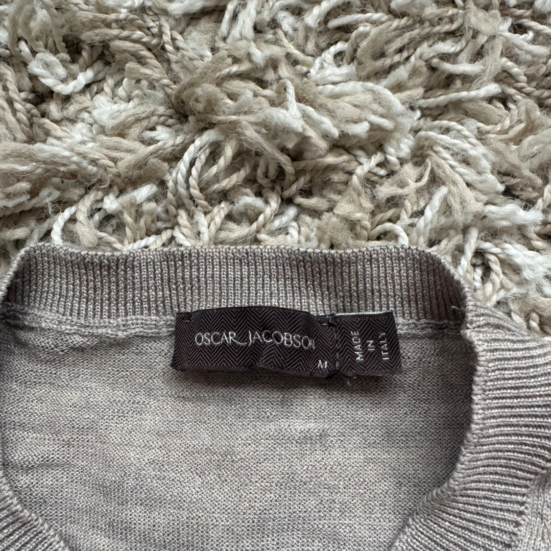 Beige rundhalsad tröja från Oscar Jacobson - 1