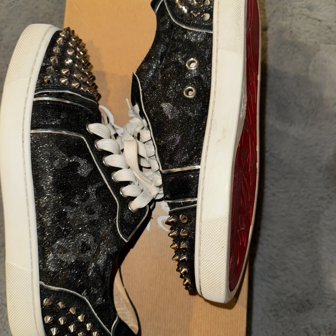 Svarta sneakers med nitar från Christian Louboutin