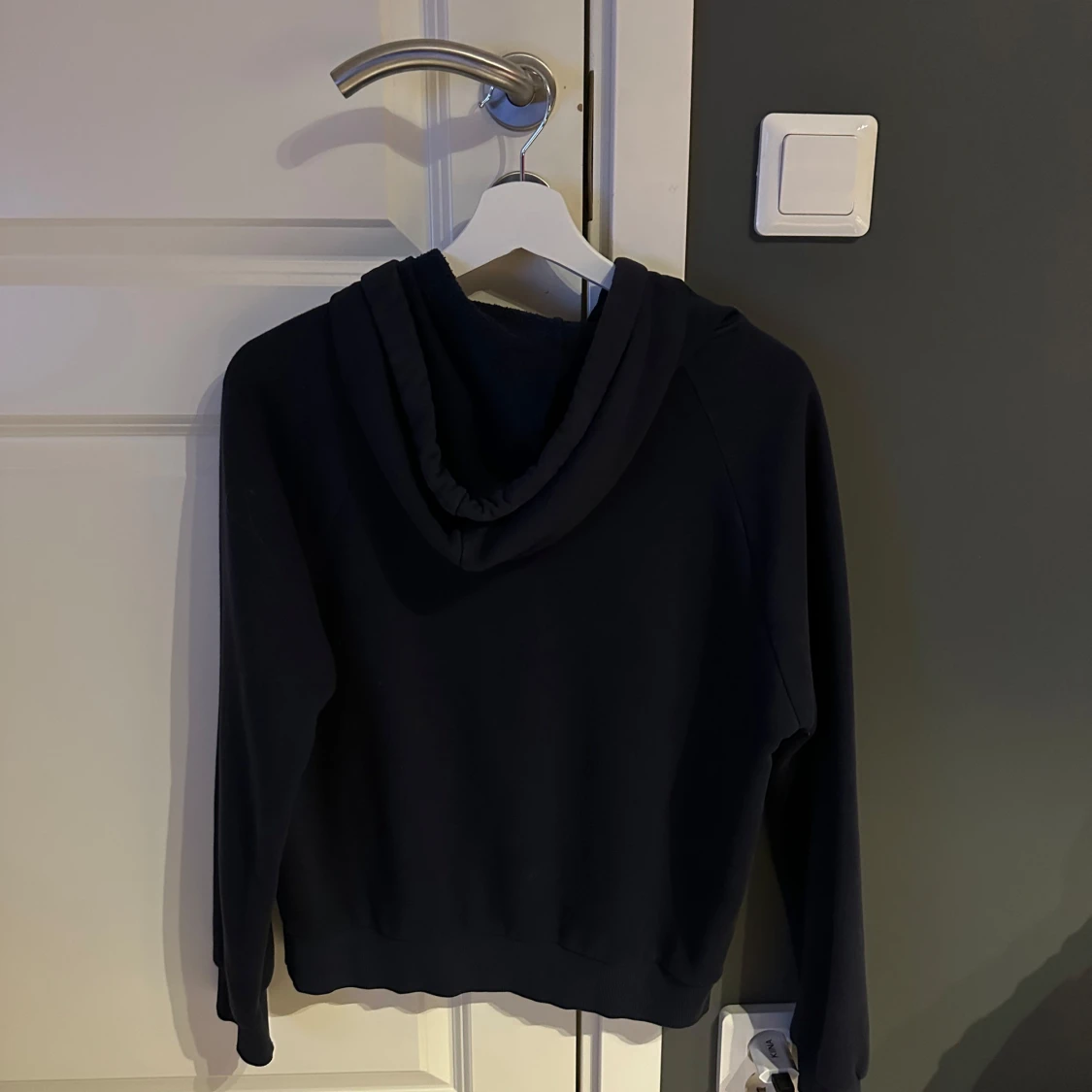 Mörkblå hoodie från Gina Tricot - 1