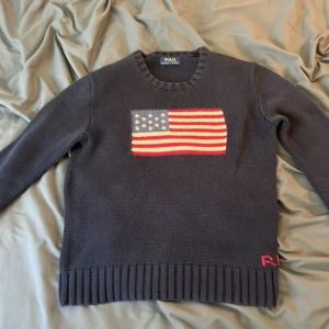 Ralph lauren tröja - Säljer en Ralph lauren tröja då den inte passar längre. Nypris på tröjan är 6000 men kom med prisförslag eller byten😁 Det är storlek S och knappt använd😊