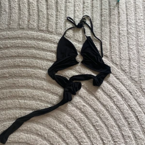 Halterneck top Prettylittlething  - Använt 1 gång