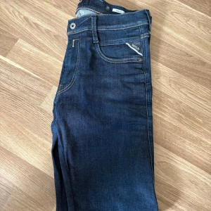 Replay Anbass  - Säljer dessa replay Anbass jeans i bra skick. Jeansen är i storlek 32. Hör gärna av er vid frågor och funderingar.