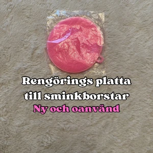 Rengörings platta till sminkborstar  - Jättefin rosa rengörings platta till sminkborstar. Ny och oanvänd.💕Skriv jättegärna ett omdöme efteråt. Snabb leverans. 🚚 