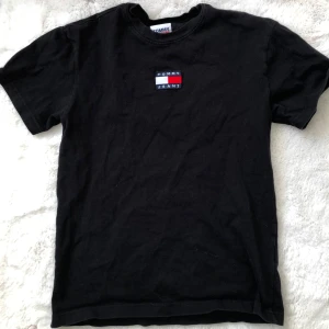 Tommy Hilfiger T-shirt  - Säljer en svart t-shirt från Tommy Jeans, använd ett fåtal ggr, mycket bra skick! Storlek XS. 