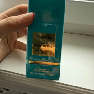 Tom Ford Neroli Portofino Eau de Parfum 30 ml - Lyxig parfym från Tom Ford i doften Neroli Portofino. Flaskan rymmer 30 ml och kommer i en turkos förpackning med gulddetaljer. Eau de Parfum med fräsch och citrusaktig doftprofil. Perfekt för dig som gillar exklusiva och fräscha parfymer. 