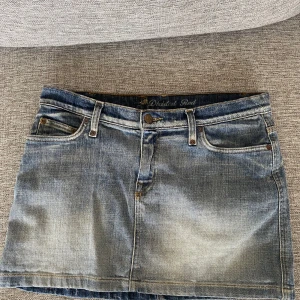 Jeanskjol från Dutch Red - Säljer en jättesnygg jeanskjol. Midjemåttet är 37 cm rakt över och kjolen är 32 cm lång💕 den är som en S/M 💕