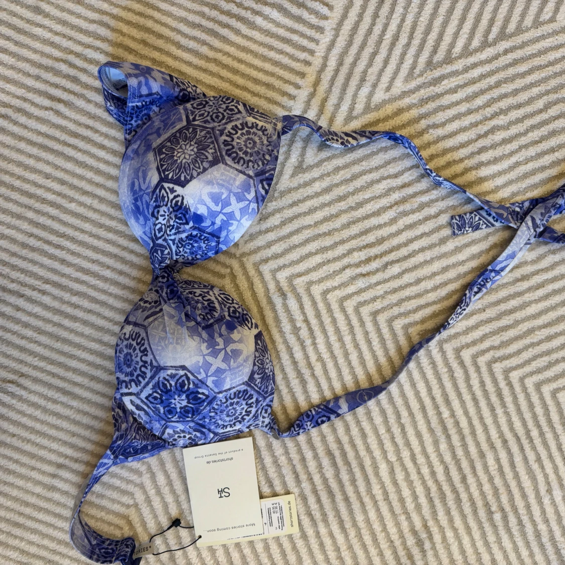 Blå och vit mönstrad bikiniöverdel