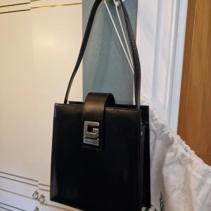 Svart axelväska, handväska från Gucci - En otroligt vacker vintage Gucci handväska med dustbag. Även några orginallappar medföljer. Mycket fint skick med mindre spår från användning. Äkta. Tillverkad i Italien. 