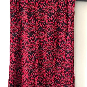 Sänkt pris! Snygg klänning strl S från Isolde  - En knappt använd ärmlös klänning från Isolde i strl S. Materialet är något stretchigt. Den har isydd underklänning. Snygg och stilren. Mer eller mindre helt i nyskick! Katter finns i hemmet