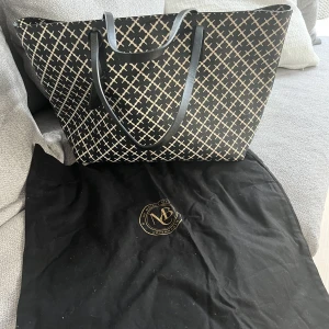 By Malene Birger - Säljer nu min jättefina Malene Birger väska då den inte kommer till användning. Den är använd men i bra skick. 