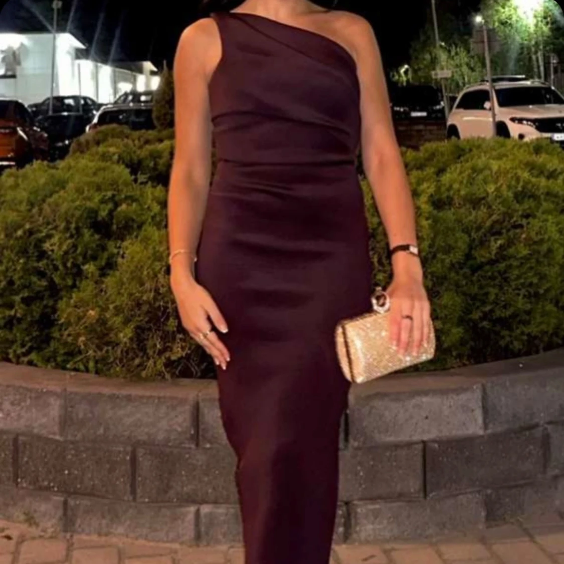 Mörklila/vinröd one shoulder långklänning