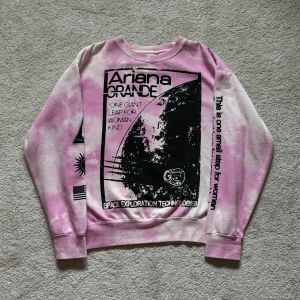 Ariana Grande Coachella Merch - Mycket sällsynt merch från Ariana Grande, Coachella 2019.▫️ Helt i nyskick.▫️Aldrig använd, aldrig tvättad. ▫️Finns inga defekter, skavanker eller noppror.▫️ Storlek M. ▫️Inga skambud. ▫️Köp kommer att avbrytas om jag anser att ditt konto verkar opålitligt. ▫️Postar samma dag, eller dagen efter köp. ♡ Kan mötas upp i sthlm vid överenskommelse! 