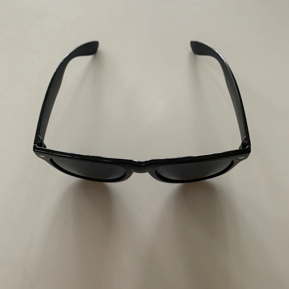 Svarta solglasögon med hjärtformad effekt - 2