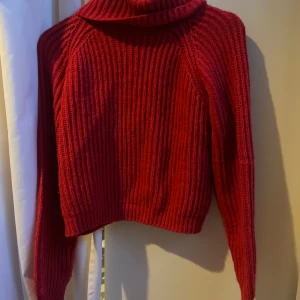Röd  stickad polotröja - Röd polotröja från märket U av Kappahl