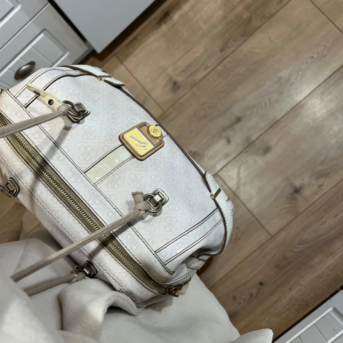 Vit handväska från Guess - 1