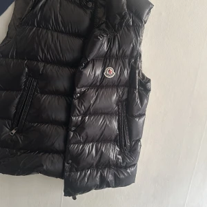 Svart dunväst från Moncler - Fick denna moncler väst i födelsedagspresent men den var lite för stor på mig, den är 10/10 skick använd 1 gång, storlek L men passar M, skriv vid minsta fundering, såklart äkta!!!