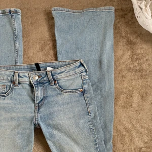 Low waist jeans - Super snygga ljusblå bootcut jeans!! Har två fläckar på sig, har dock inte testa ta bort de🍓