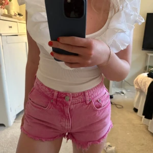Rosa jeansshorts  - Säljer dessa coola rosa jeansshorts🩷dom är små i storleken så passar en 36 och mindre