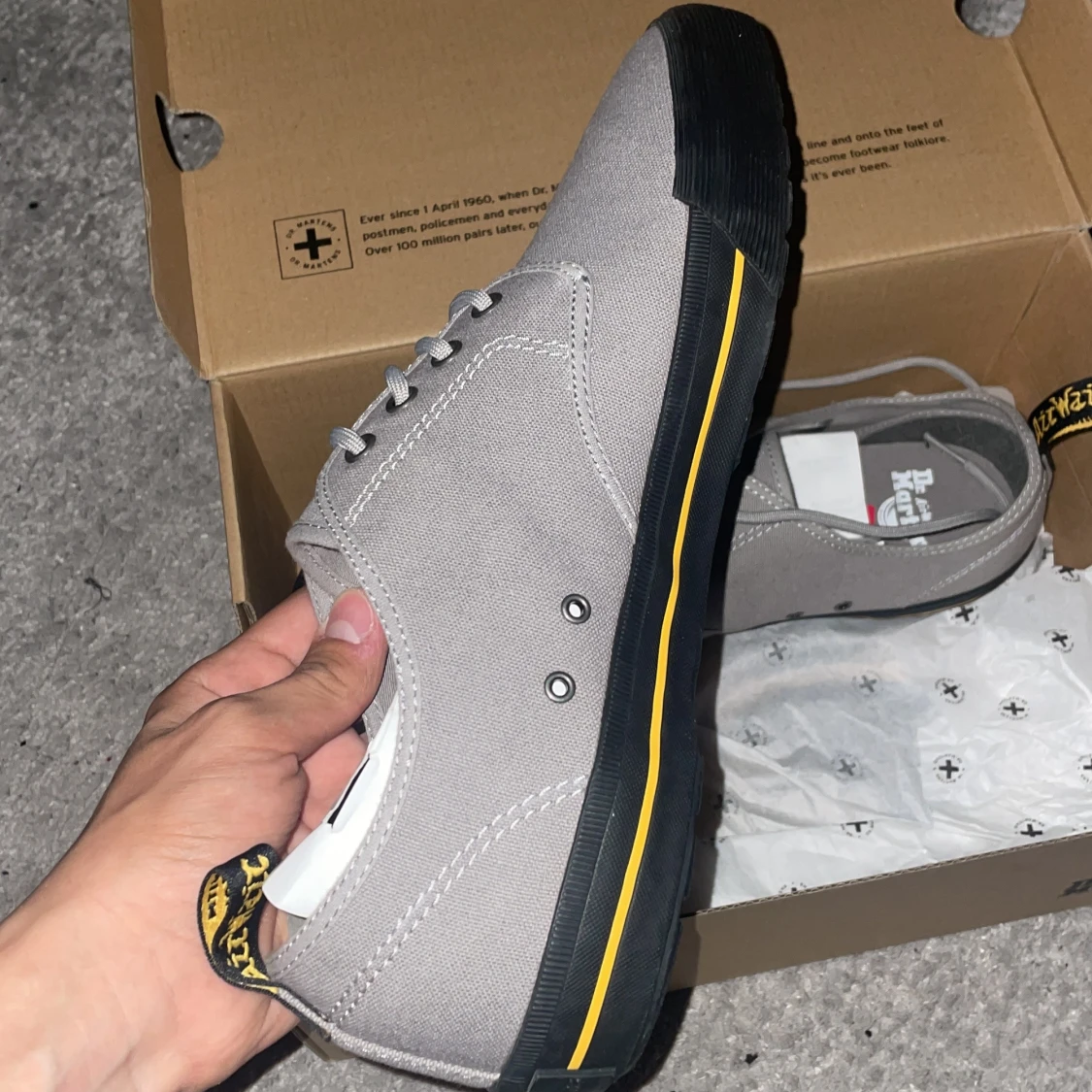 Gråa sneakers från Dr. Martens - 1