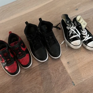 3 par skor för barn - Säljer 3 par skor från Nike, Jordan och Converse. Nike har storlek 31, Jordan har storlek 33 och converse har storlek 31. Nike : 200kr.    Jordan : 350kr.     Converse : 200kr.   Priset är inte hugget i sten😁