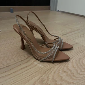 Klackskor Zara - Populära och jättefina klackskor från Zara!! Använda två gånger så som nya✨✨