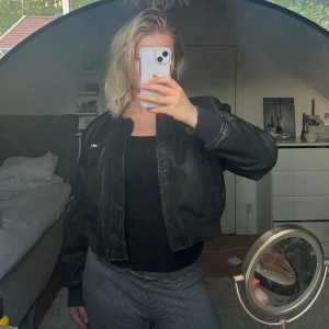 Vintage jacka  - Säljer en så snygg vintage jacka , aldrig använd, perfekt under en snygg topp. 