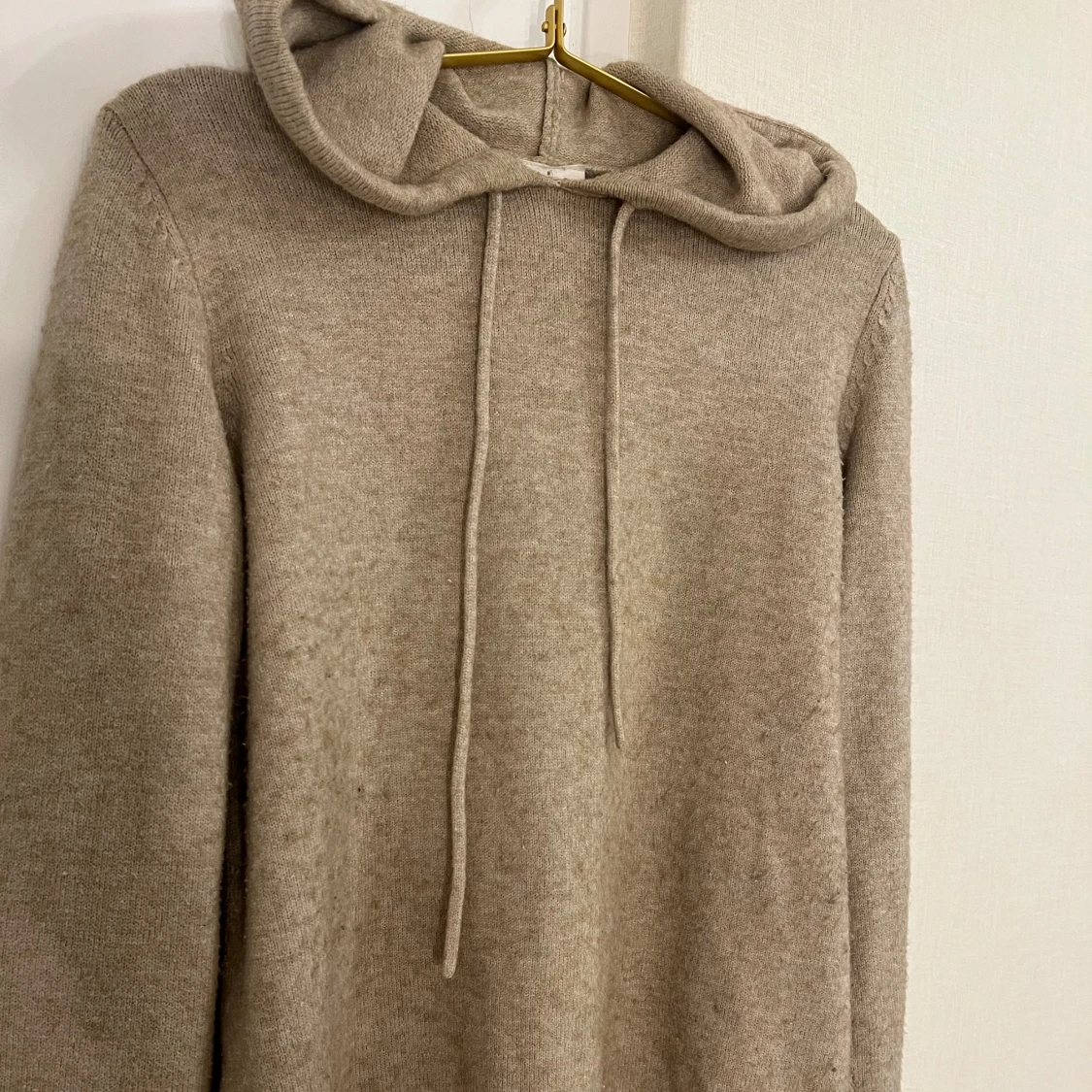 Beige stickad hoodie från VILA