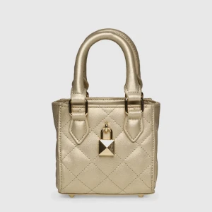 Steve Madden BMINILUX Quilted Mini Bag (Med Sling) - Letar du efter en chic och kompakt väska att lyfta alla dina outfits med? Denna quiltade mini från Steve Madden samt avtagbara kedja, är lika söt som den är svår att få tag på! 👛💛 Den säljs inte längre i butik… så fånga chansen innan någon annan! Det finns få repor (se sista bilden) pga någon användning, annars är den i hyfsat god skick!