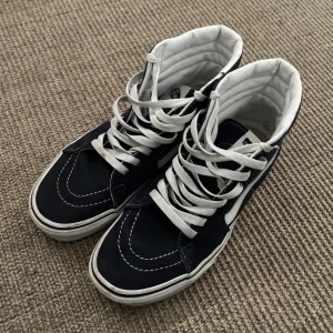 Höga vans - Höga mörkblåa vans dam i bra men använt skick, inga defekter men använda och lite smutsiga☺️