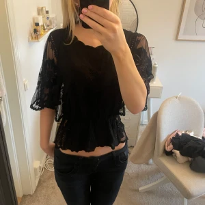 Svart blus - Jättefin svart blus med spets i storlek s/m. Endast använt en gång så i bra skick🩷