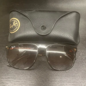 RayBan Boyfriend - Säljer dessa RayBan Boyfriend glajjorna i riktigt fint skick. Inte använda mycket alls. Pris kan diskuteras vid snabb affär. Skriv vid minsta lilla intresset.
