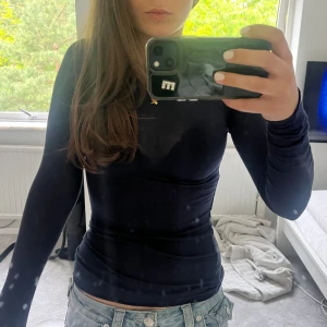 Mörkblå intimissimi tröja - Mörkblå intimissimi tröja storlek S men har töjts ut lite.