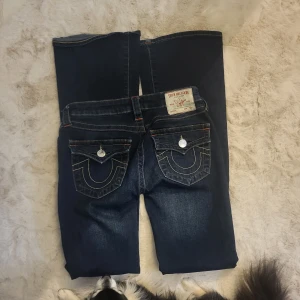 True religion jeans - Säljer ett par mörkblå jeans från True Religion. Omsydda så de ska va mer low waist men använder knappt
